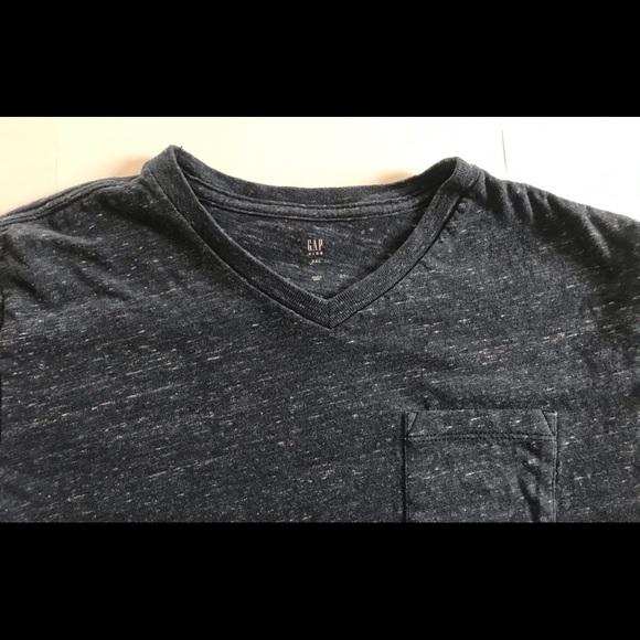 Gap V-neck T-Shirt in XXL (boys) - Picture 3 of 6